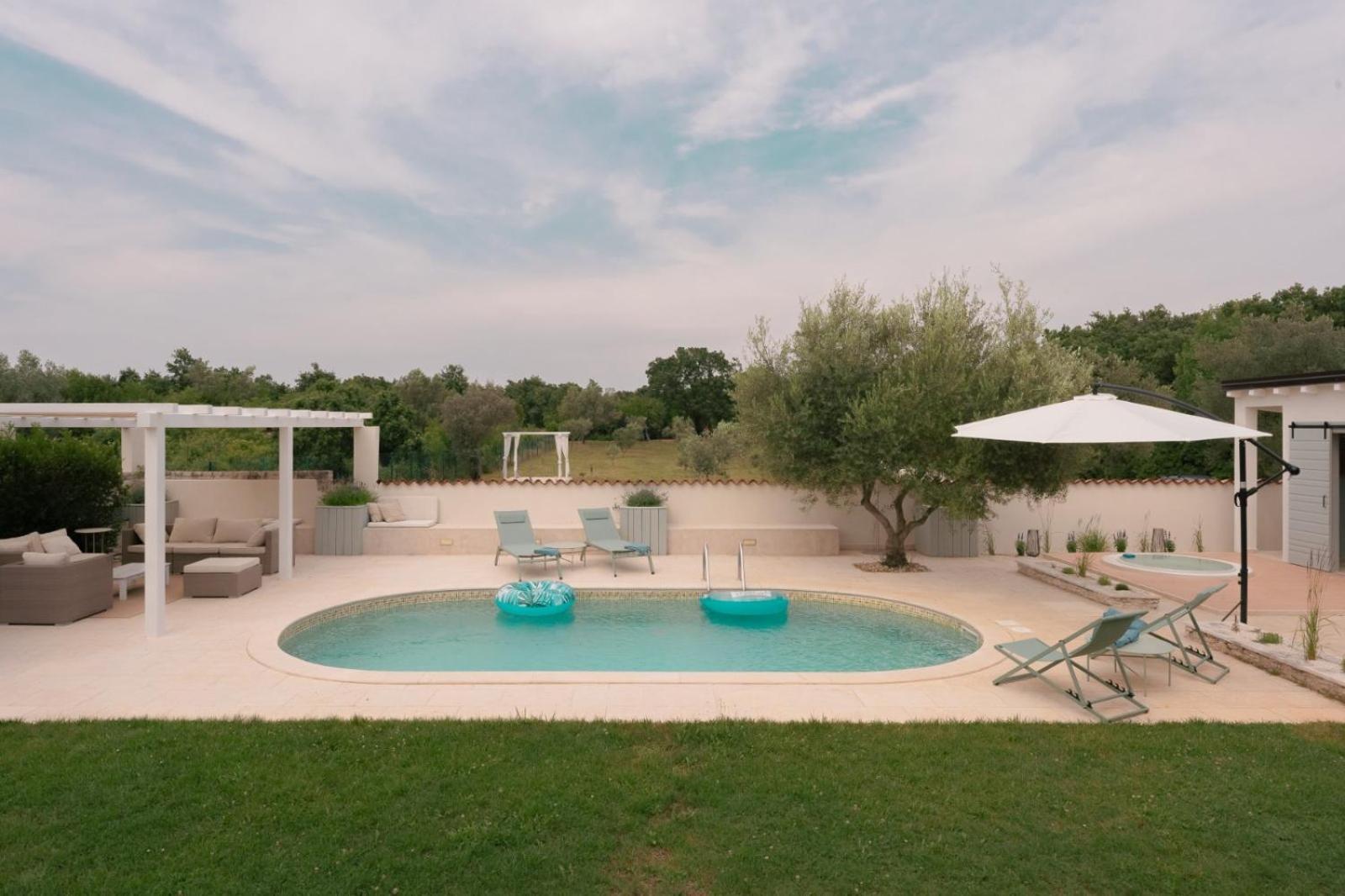Luxury Villa In Istria - 9,000 Sqm Private Estate With Pool & Sauna, 15 Min To Sea, Near Fazana, 3 Bedrooms Juršići Eksteriør bilde