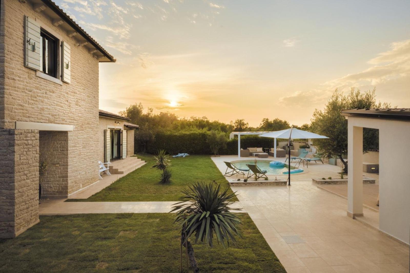 Luxury Villa In Istria - 9,000 Sqm Private Estate With Pool & Sauna, 15 Min To Sea, Near Fazana, 3 Bedrooms Juršići Eksteriør bilde