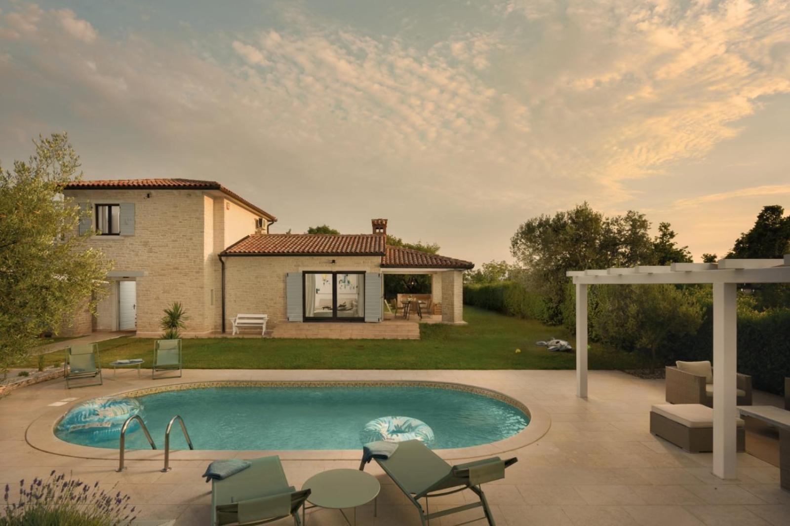 Luxury Villa In Istria - 9,000 Sqm Private Estate With Pool & Sauna, 15 Min To Sea, Near Fazana, 3 Bedrooms Juršići Eksteriør bilde